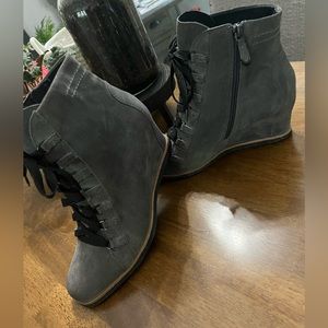 Earth Brand wegde lace up bootie